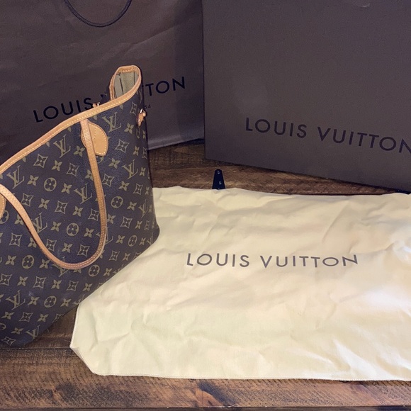 Louis Vuitton Handbags - Louis Vuitton Neverfull MM Bag 🤎